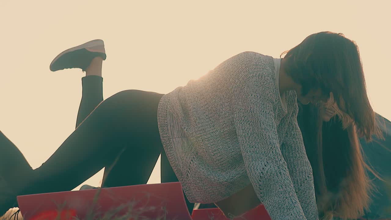 소녀 들 은 관광 캠프 에서 아침 운동 을 하는 느린 동작