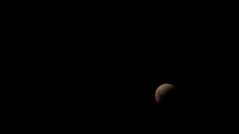 luna de sangre moviéndose a través del cielo