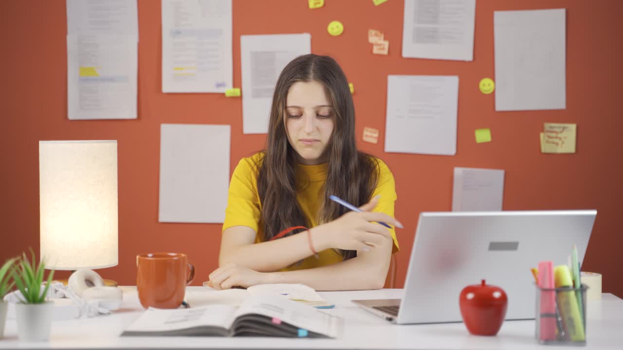 la niña está enojada y agresiva en casa.