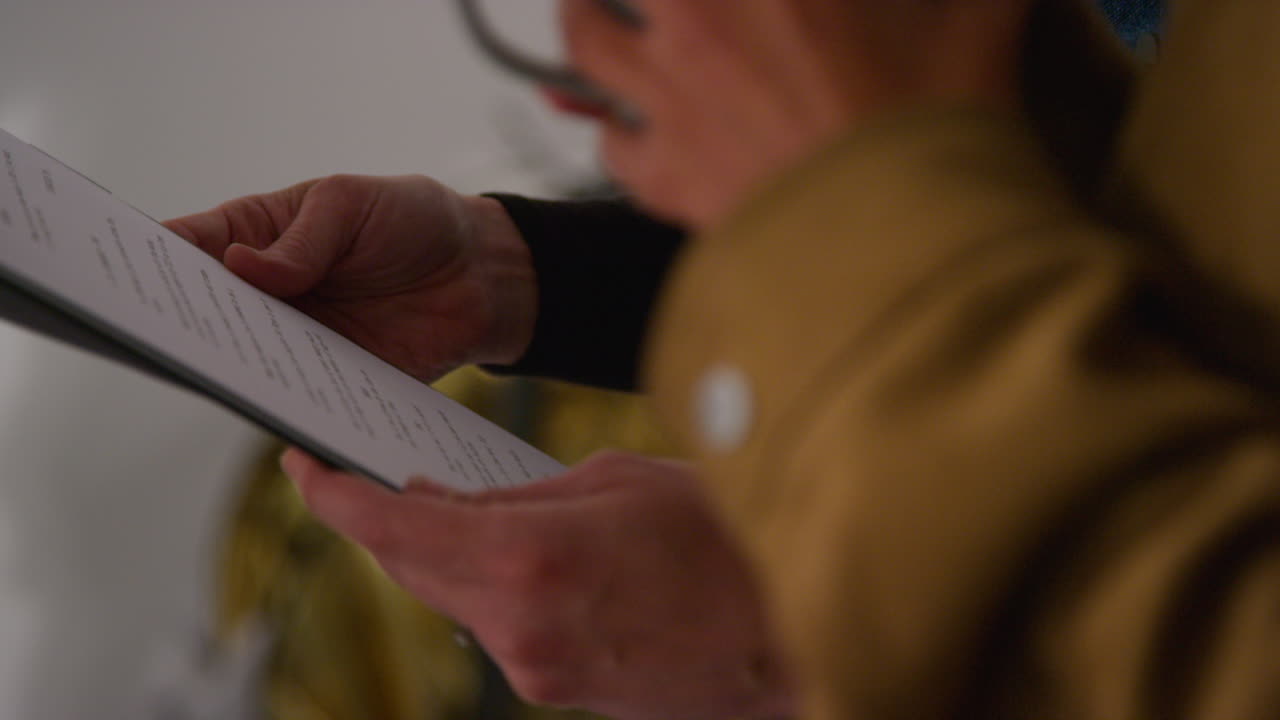 primo piano di ffemale ilm regista e assistente che controllano la sceneggiatura riprese di film o scene video in studio girate in tempo reale