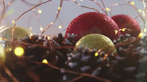 Animation-Von-Licht,-Das-Sich-über-Weihnachtsdekorationen-Bewegt