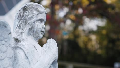 a statue of an angel