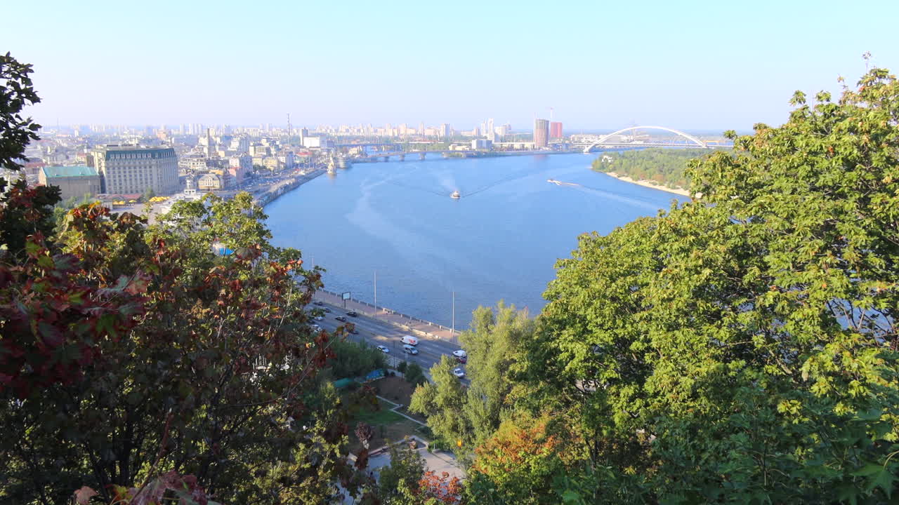 우크라이나 키예프의 유명한 dnipro 강에 있는 유리 다리에서 아름다운 풍경, 은 날 건물과 나무, 4k 정적