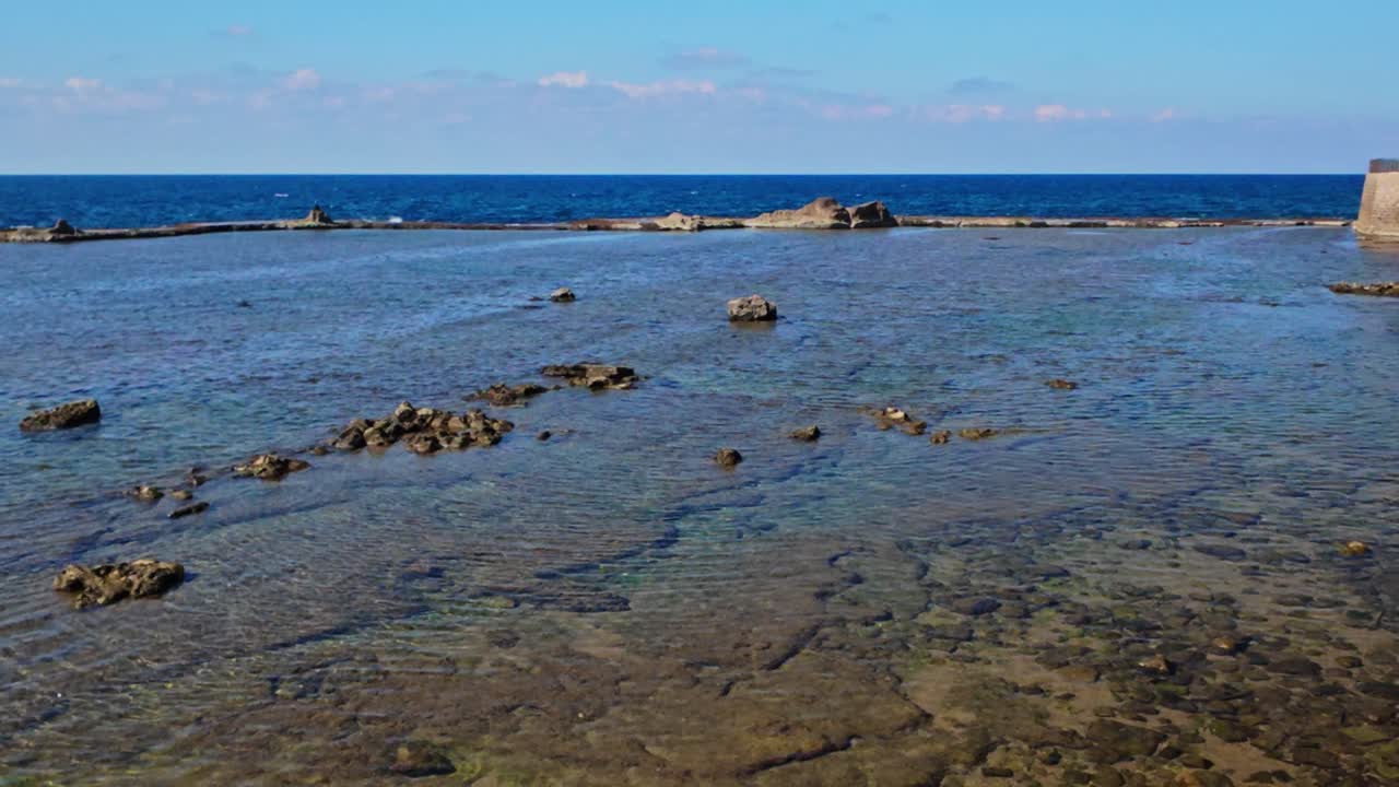Costa della città vecchia di Akko con acqua bassa e limpida