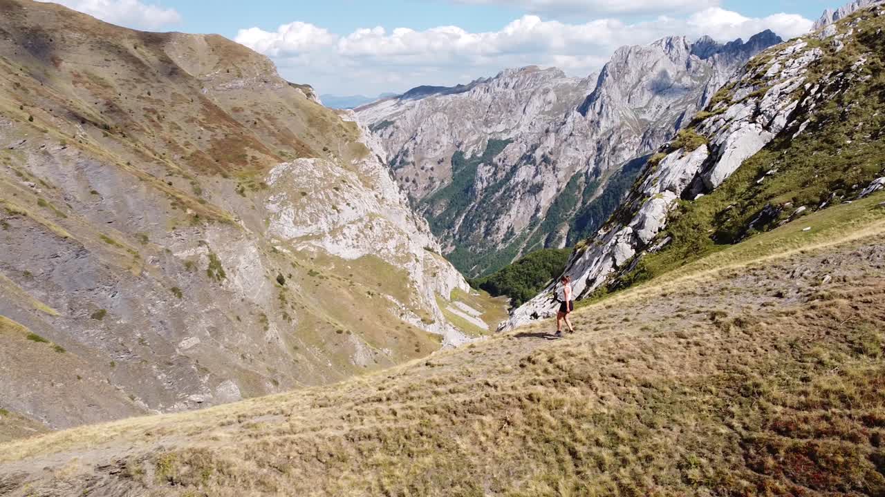 mujer camina por senderos de montaña en el parque nacional de prokletije, montenegro - círculo pan