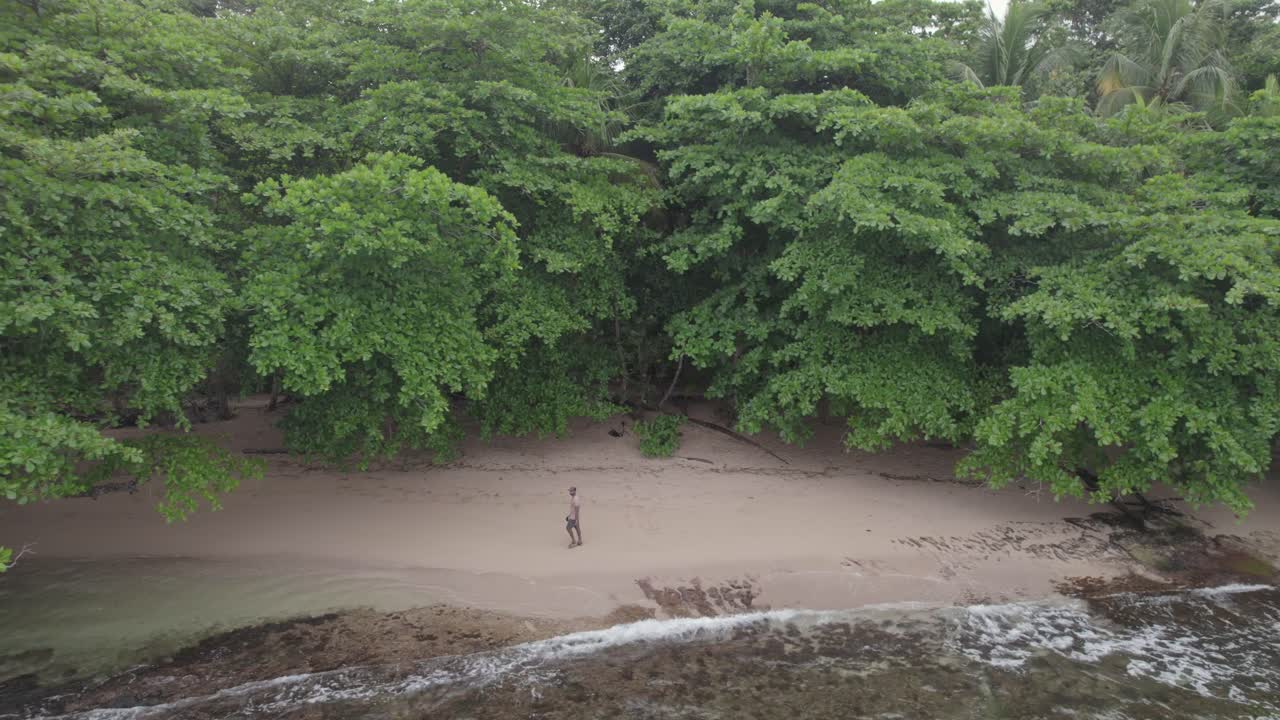 joven caminando en una playa aislada