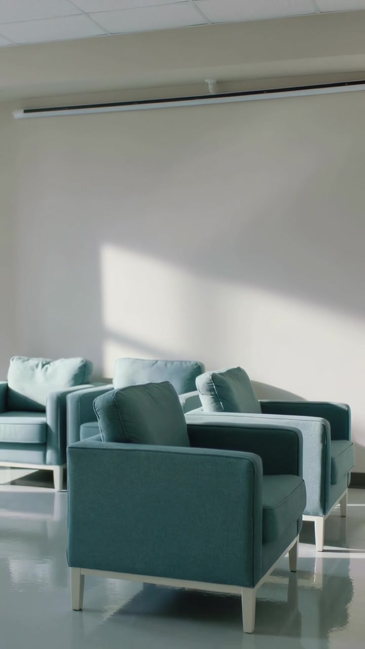 Video verticale: Che mostra tre poltrone color verde acqua sedute in un salotto, con la luce del sole che si sposta dalla finestra.