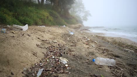 Plastikkatastrophe,-Wasserflasche-Und-Plastik-An-Einem-Sandstrand