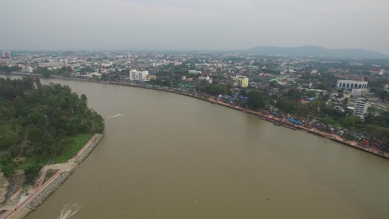 toma aérea de surat thani, río y ciudad provincia de surat thani, tailandia
