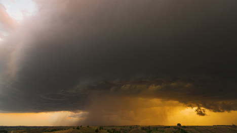 Una-Hermosa-Puesta-De-Sol-Mientras-Una-Supercélula-Deja-Caer-Fuertes-Lluvias-En-Dakota-Del-Sur