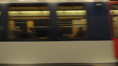tren del metro saliendo de la estación subterránea