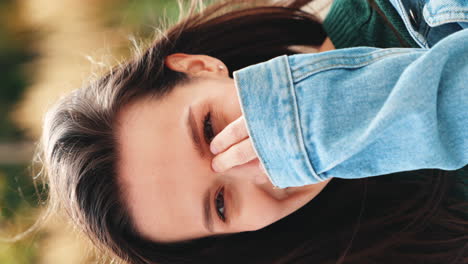 una mujer con una expresión feliz.