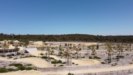 vista hacia arriba del parque de bicicletas de montaña aduro, eglington en los suburbios del norte de perth