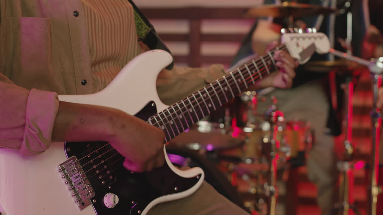 녹음 스튜디오 2에서 리허설하는 다민족 음악 밴드