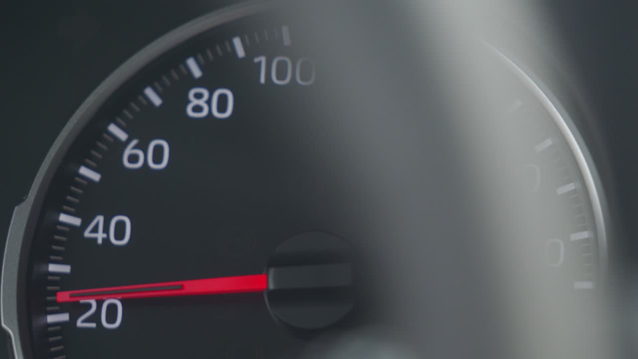 자동차 타코미터와 움직이는 포인터, 자동차 대시보드 패널 세부 사항 클로즈업