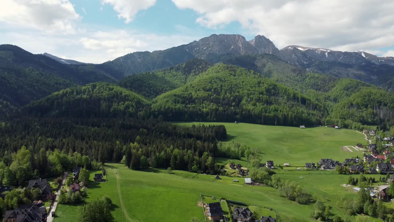 paisaje volando por el legendario pico giewont en las montañas polacas tatry, tierras de cultivo, bosques cerca de zakopane, polonia, una ciudad turística con arquitectura goral tradicional-2
