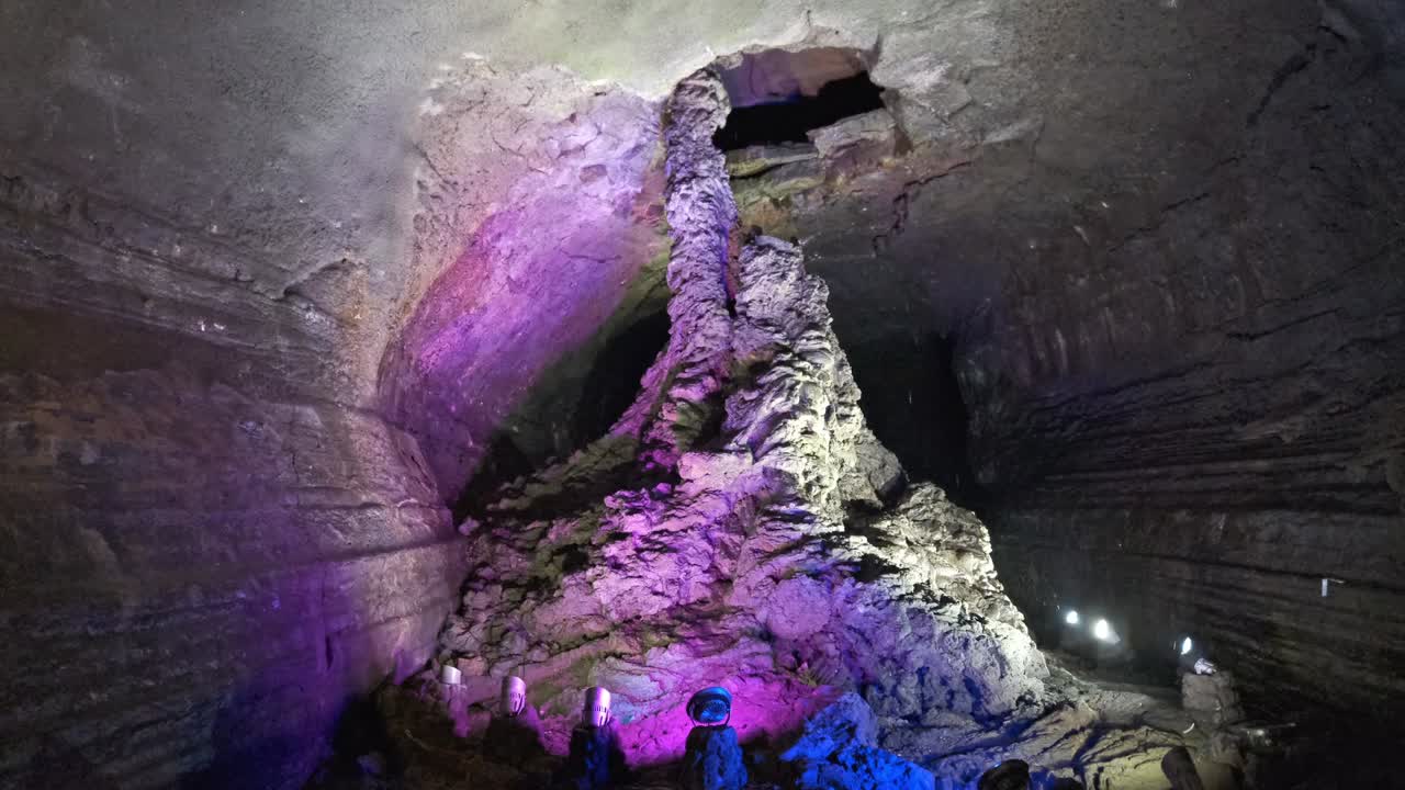 panorámica hacia abajo en la característica geológica