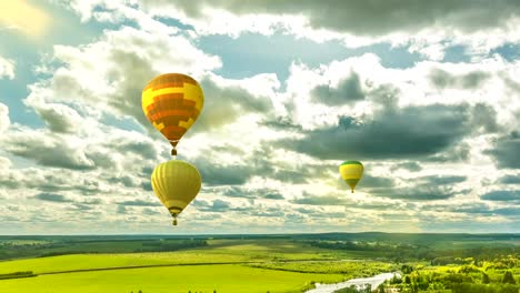 nubes de lapso de tiempo en un hermoso paisaje de verano con un globo, bucle de video