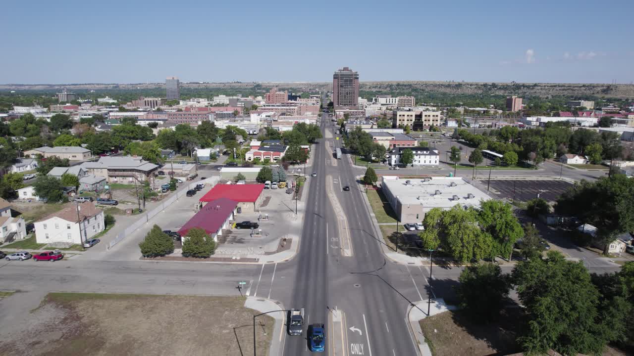 coches en las carreteras de la ciudad de billings, montana - paisaje aéreo de drones