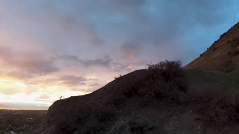 vista aérea fpv revela el valle de utah al atardecer detrás de la gran montaña wasatch en slate canyon en provo utah