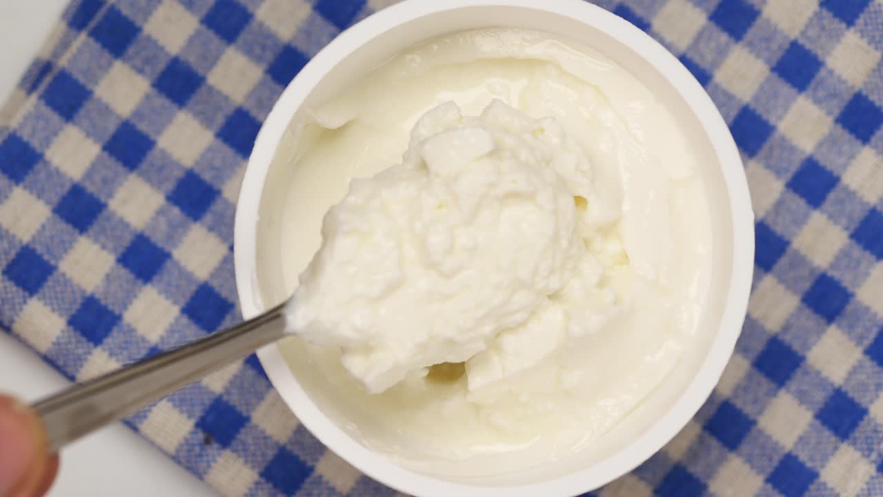 Frisk yoghurt i en skål på bordet