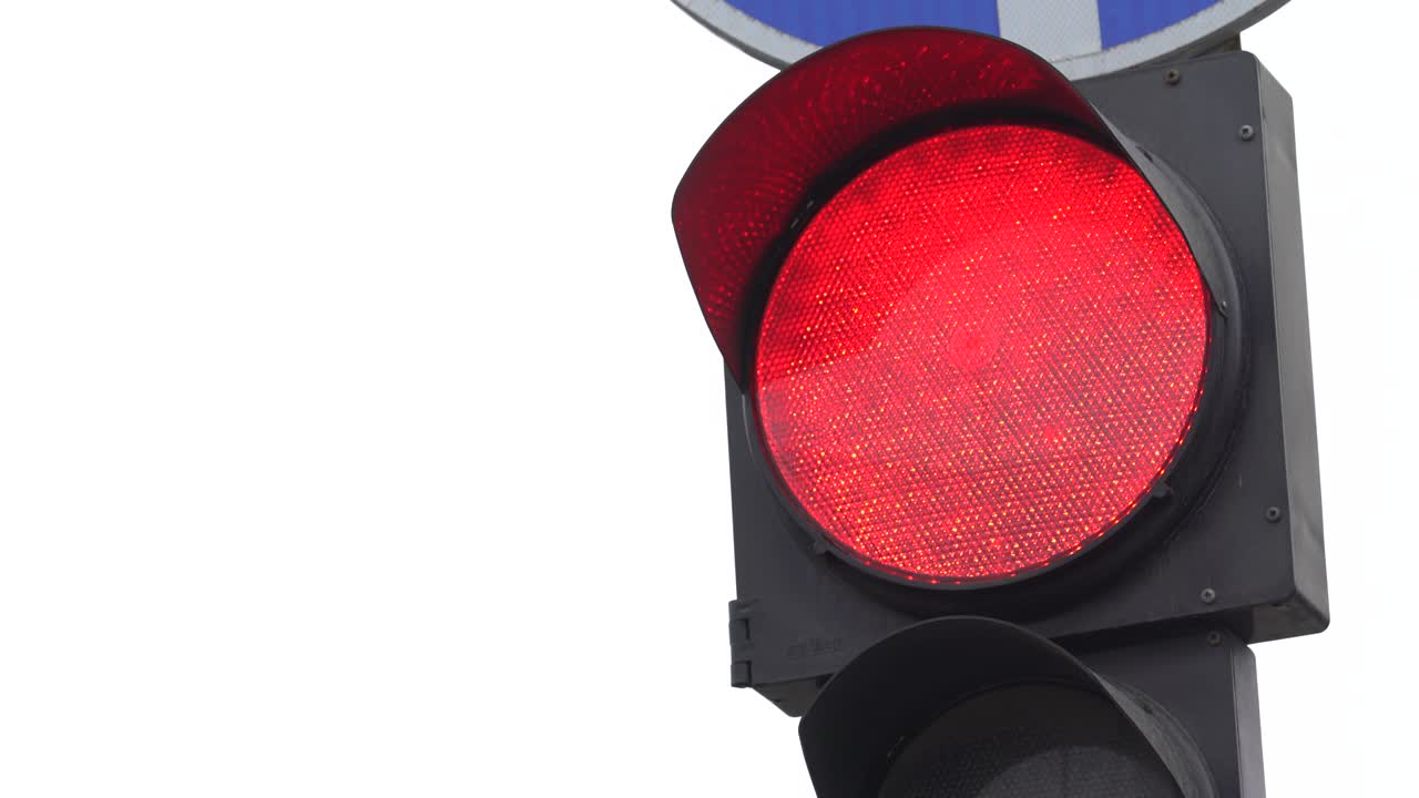 primer plano de un semáforo en la carretera durante el día