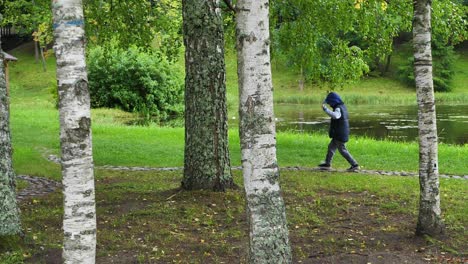 El-Niño-Caminó-Solo-En-El-Parque-Cerca-Del-Estanque