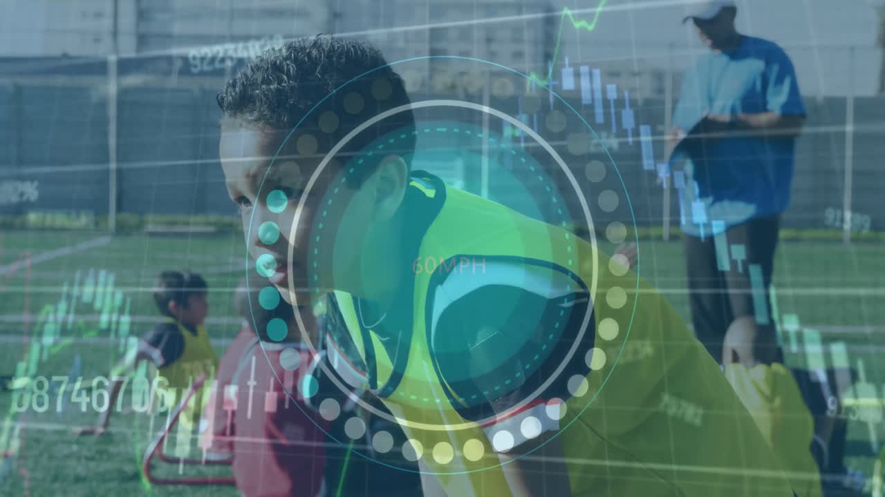 animación de escaneo de alcance y procesamiento de datos sobre un jugador de fútbol masculino biracial en el campo