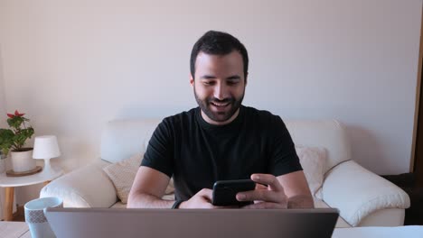 hombre de negocios trabajando en el teléfono en casa