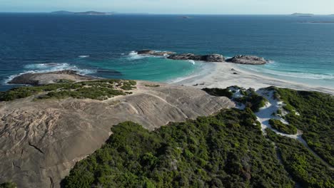 Imágenes-Aéreas-Panorámicas-De-La-Playa-De-Wylie-Bay-Rock,-Esperance,-Australia