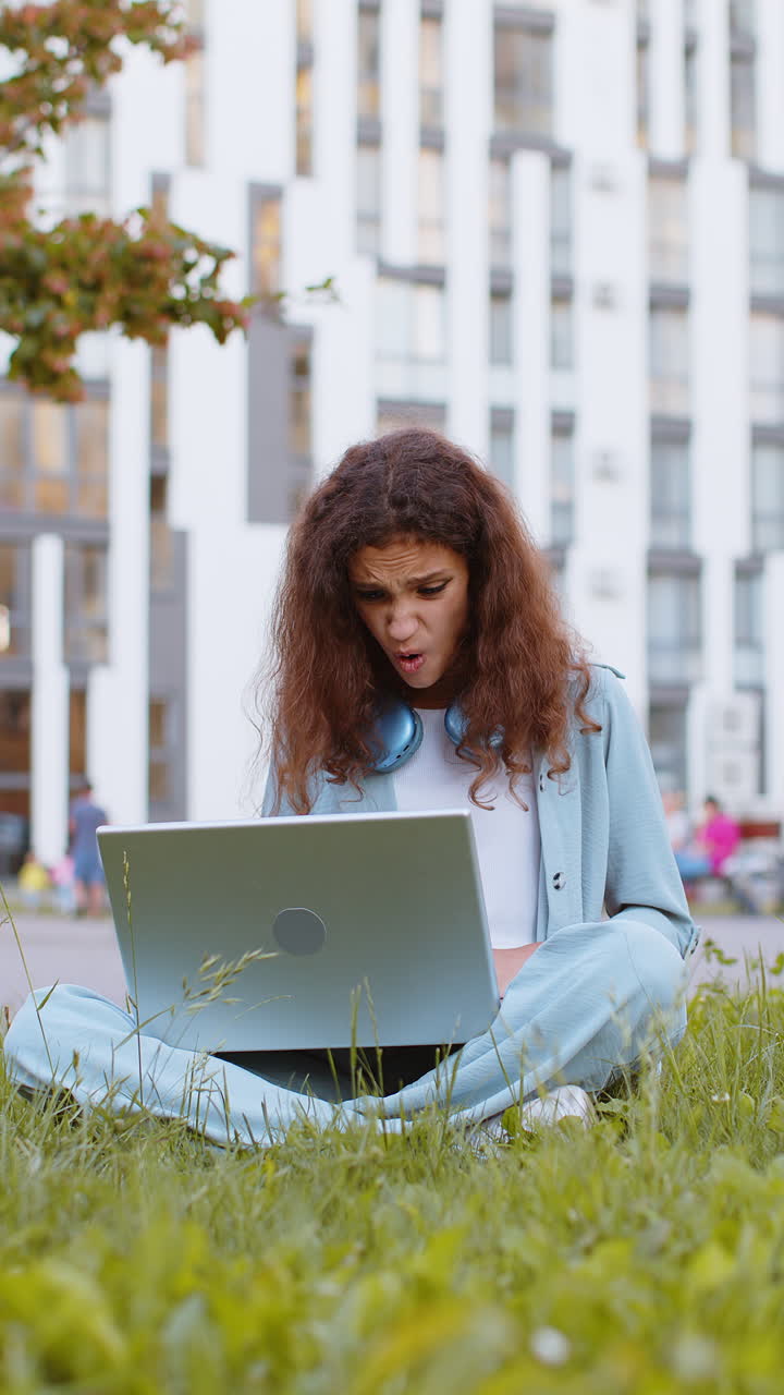 Preteen jente bruker bærbar datamaskin overrasket over dårlige nyheter formuestap mislykkes lotteriresultater i urban bypark