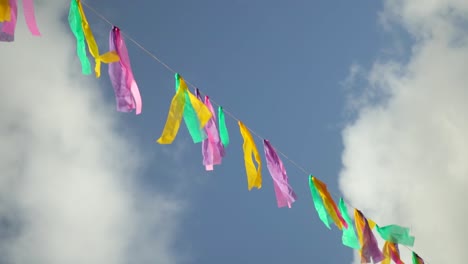 바람이 불는 날에 구름진 파란 하늘을 배경으로 다채로운 장식 배너