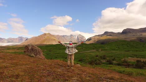 En-El-Campo-De-Islandia-Observando-Un-Glaciar.