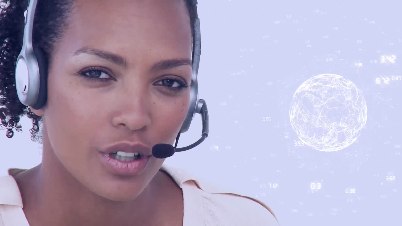 Animação de globo com rede de conexões sobre empresária usando auricular de telefone