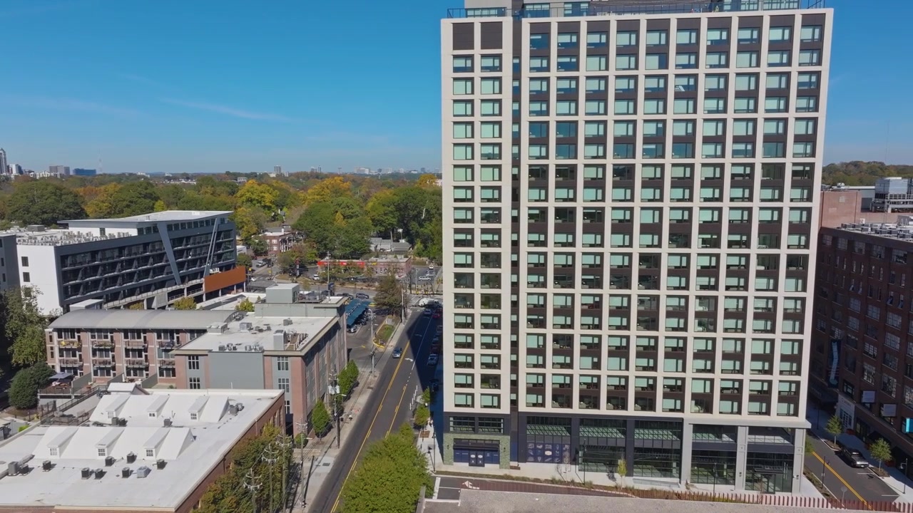 Arquitectura de fachada de vidrio de edificio comercial de gran altura, barrio de Ponce intown, Atlanta, Georgia, toma de dron