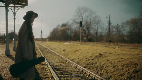 Mujer-Solitaria-Esperando-Un-Tren