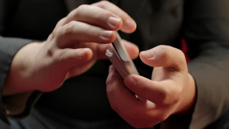 Closeup-of-hands-shuffling-a-deck-of-cards