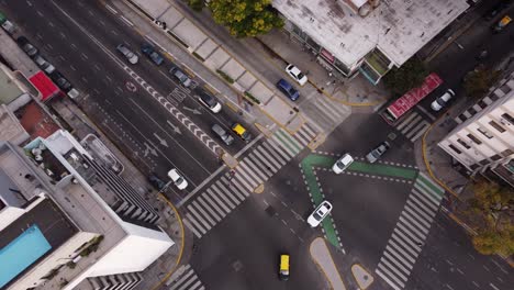 Vista-Aérea-Del-Movimiento-Lineal-Del-Tráfico-En-La-Intersección-De-La-Bifurcación-De-La-Avenida-Córdoba-En-Buenos-Aires,-Argentina