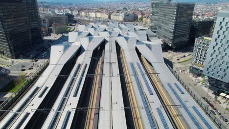 avión no tripulado wien hbf, vuelo aéreo sobre las plataformas y la estructura del techo de la estación central de tren de viena