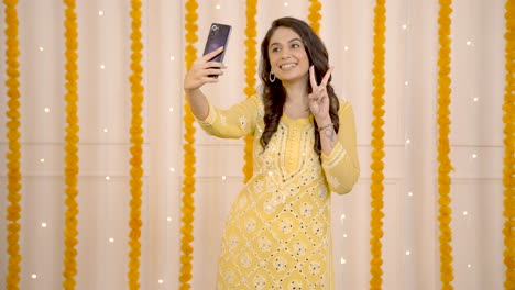 Niña-India-Haciendo-Clic-En-Selfies-En-Diwali