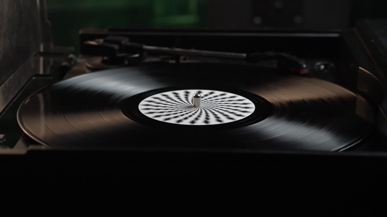 Nærbillede af afspilning af gammel vinylplade på vintage pladespiller