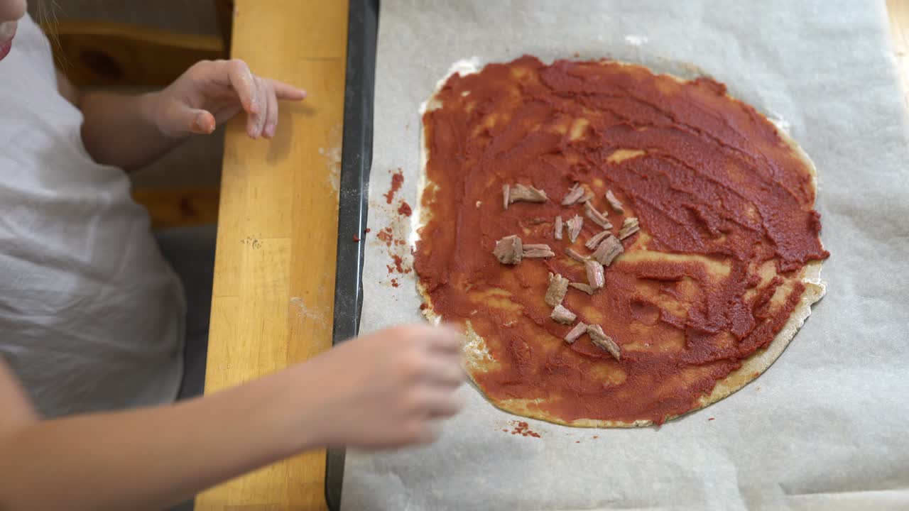 девушка готовит здоровую безглютеновую пиццу с говядиной.