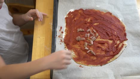 la chica cocinando una pizza sana sin gluten con carne de res. cocinando juntos.