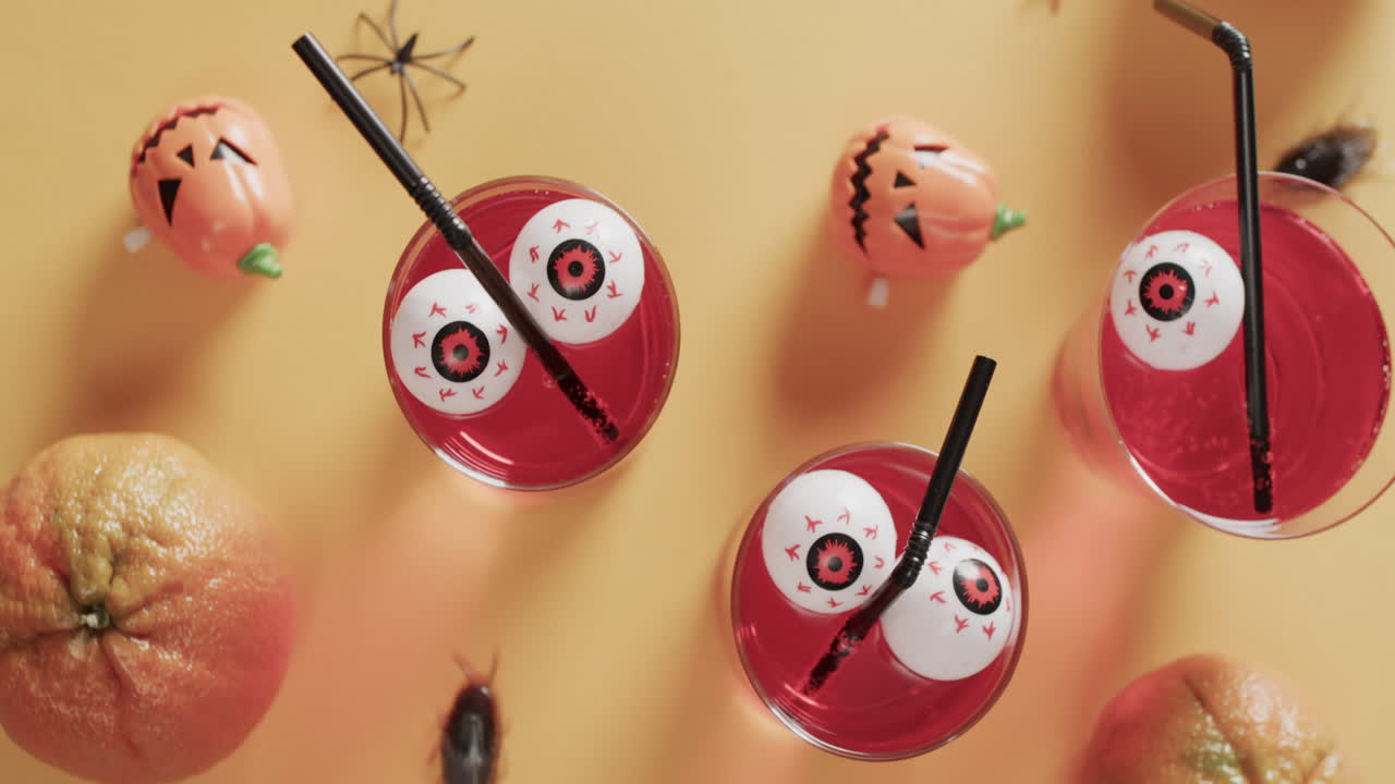 노란색 배경에 복사 공간과 함께 할로윈 음료와 장식의 비디오