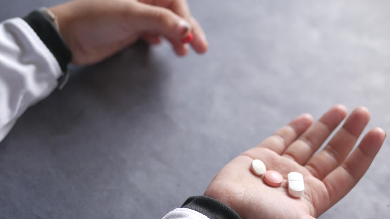 손으로 여러 가지 약을 들고