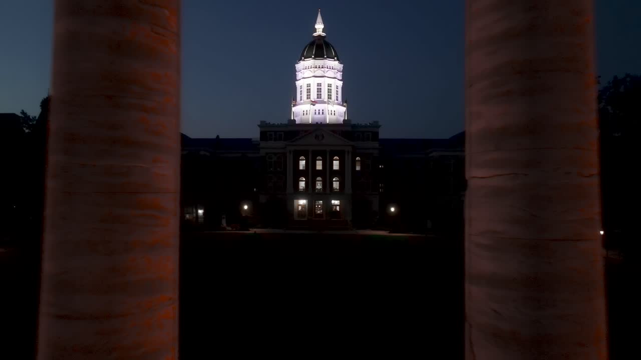 Colonne di Jesse Hall - Edificio dell'Università del Missouri - Incredibile vista aerea notturna con drone