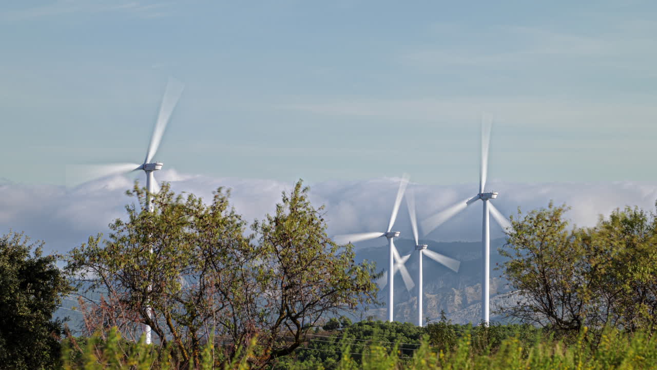 시골 환경에서 풍력 터빈 농장의 시간 경과, 확대, 하루