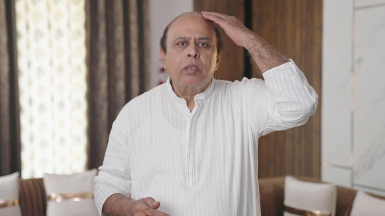 머리카락이 빠지는 문제를  ⁇ 고 있는 인도  ⁇ 은  ⁇ 머리 남자