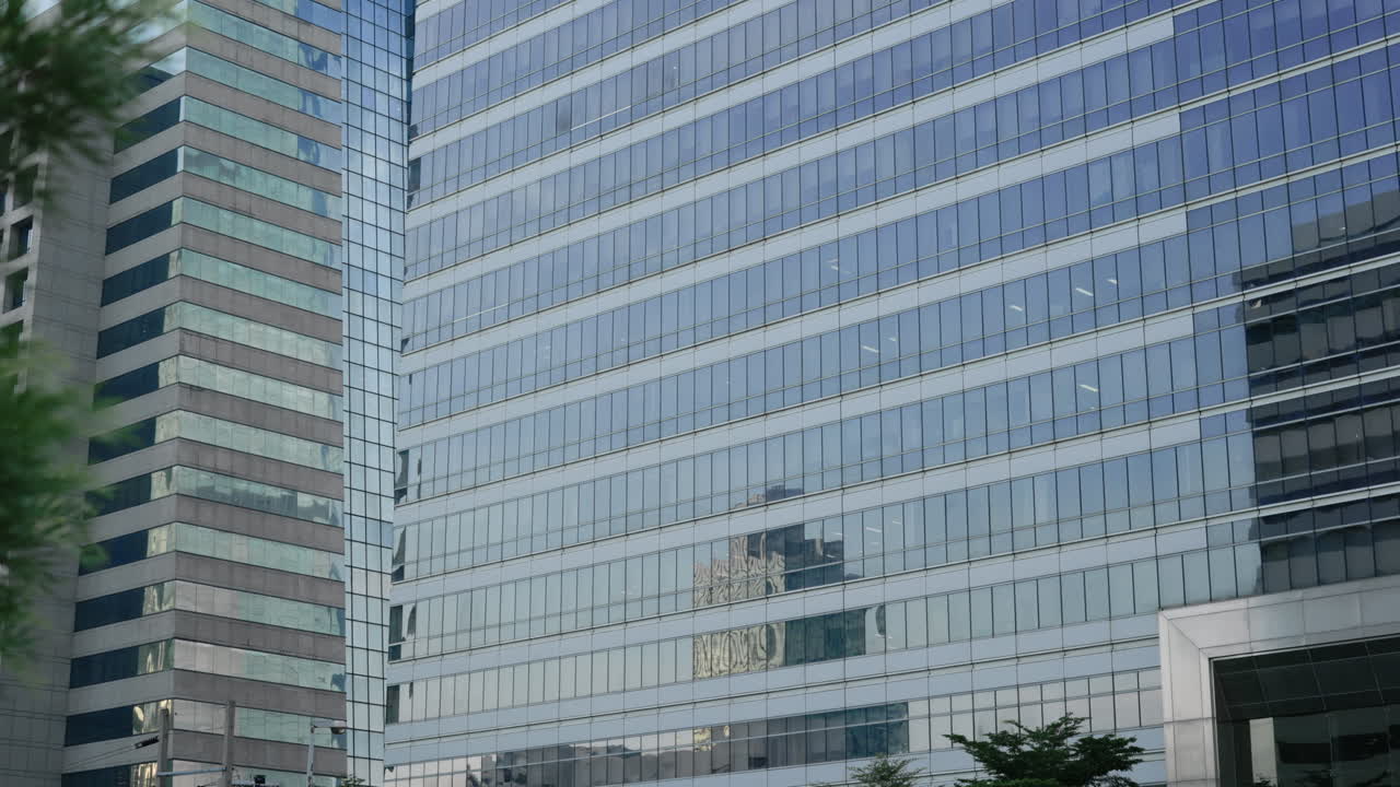 fachada de un edificio de oficinas moderno