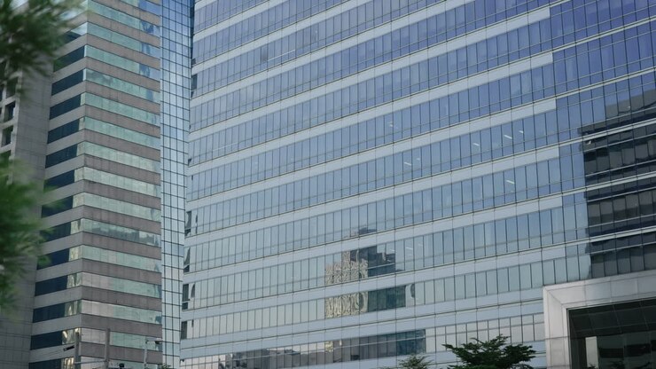 現代のオフィスビルの正面